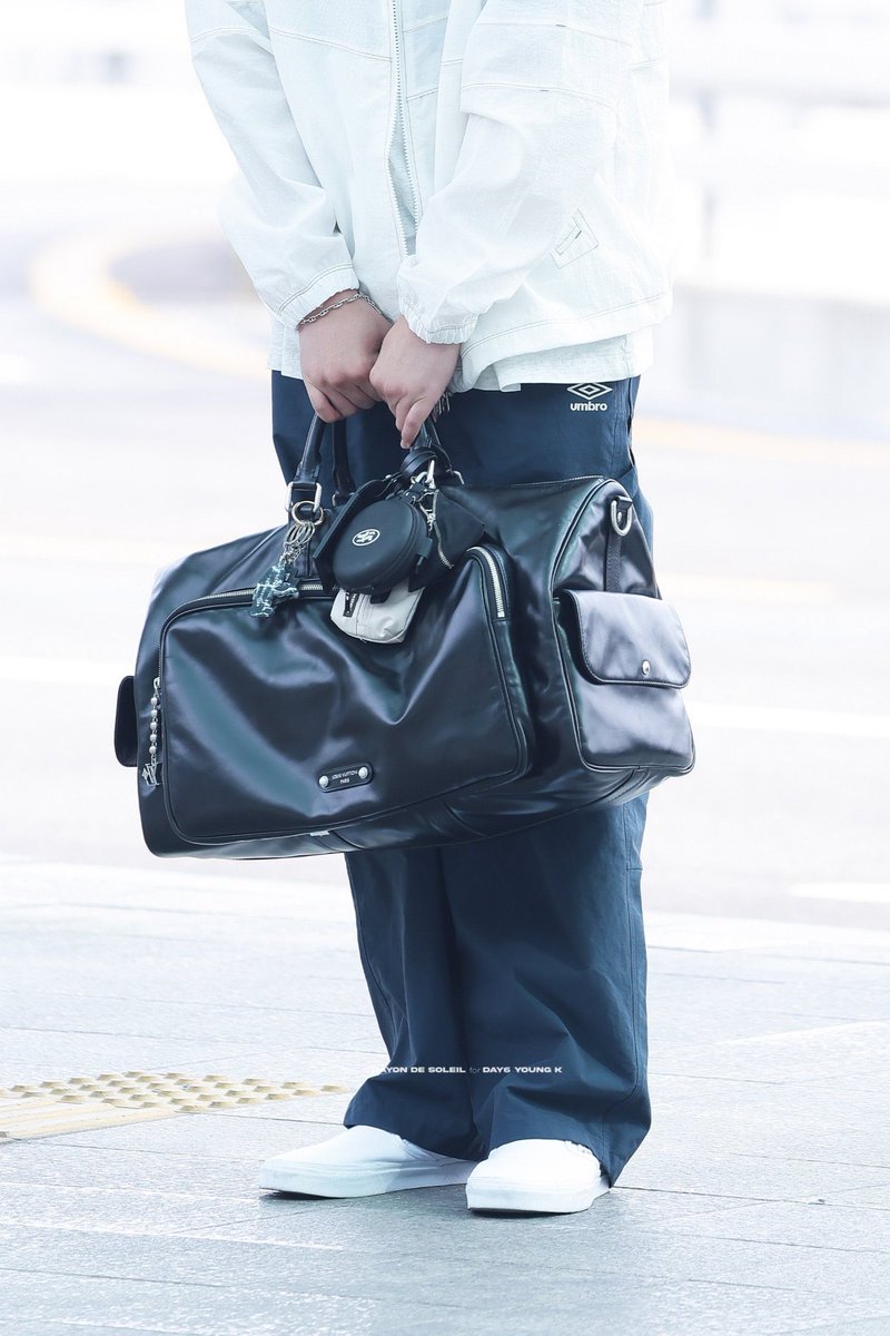fox_wearing's tweet photo. 250613 영케이 출국

루이비통 보스턴 백에 백꾸로 하나둘 달았을 생각하면 너무 귀엽자나

정보: 루이비통 키폴 카고 반둘리에 50
https://t.co/aJ6SGk9ICs

#데이식스 #영케이 #DAY6 #YOUNGK #영케이출국 #영케이가방 https://t.co/q2saDxzvs5