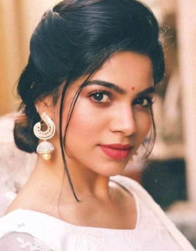 तड़पना क्या होता है 
उसे इंसान से पूछो,
जिसके पास सब है। 
लेकिन वो नहीं है 
जिसे उसकी ख्वाहिश है।

#सुप्रभात_जिंदगी 
#सुगंधा
#हर_हर_महादेव 
#जय_माता_लक्ष्मी
#वंदे_मातरम्
