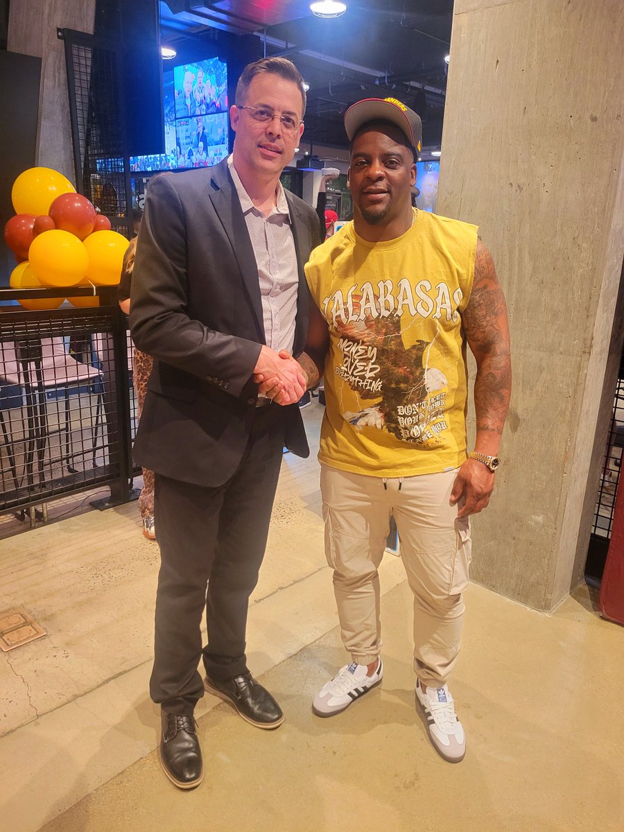 RyanWetzelMT's tweet image. Clinton Portis represented our franchise well. Where do you rank him on the Washington list of greatest running backs?
#blackiewetzel #thelogo #WashingtonFootball #washingtonDC @Commanders @NFL