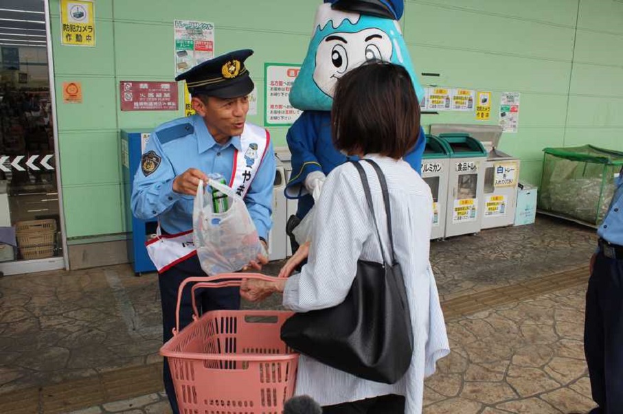 【南アルプス署から】シュリンプです！6月9日は何の日か知っていますか？▶そう、「安全ロックの日」です！▶南アルプス市にシンガーソングライターの伸太郎さんが来てくれました！▶トウロマのオリジナルソングを歌って防犯グッズを一緒に配布してくれました▶戸締まり！防犯！安全ロックしようぜ！◀