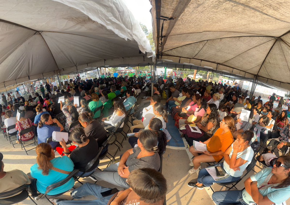 RuthGonzalezMx's tweet photo. Esta tarde en #Capulines, fui invitada a ser parte de la entrega de apoyos alimentarios a las familias.
Gracias por abrirme las puertas de sus hogares y de su corazón. ¡Siempre es un gusto caminar junto a ustedes! ✨💚 https://t.co/tD5FNcxEsq