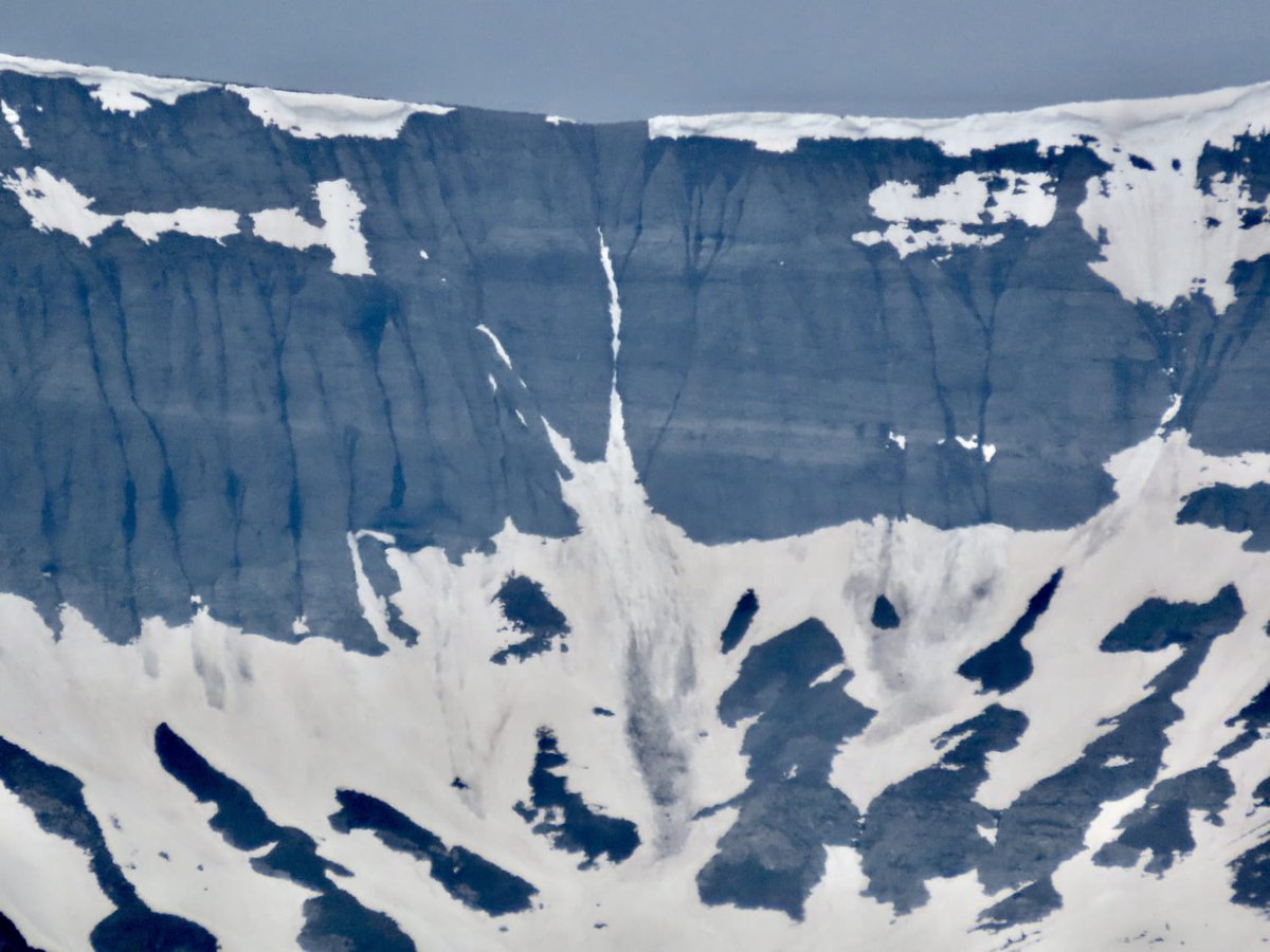 High temps near 70° at 11,500ft this weekend raise wet avalanche concerns. Stay safe! Start and end your day early, get off steep slopes before they are unsupportive and you are punching through. void slopes with large, overhanging cornices. Learn more: avalanche.state.co.us/summer-avalanc…