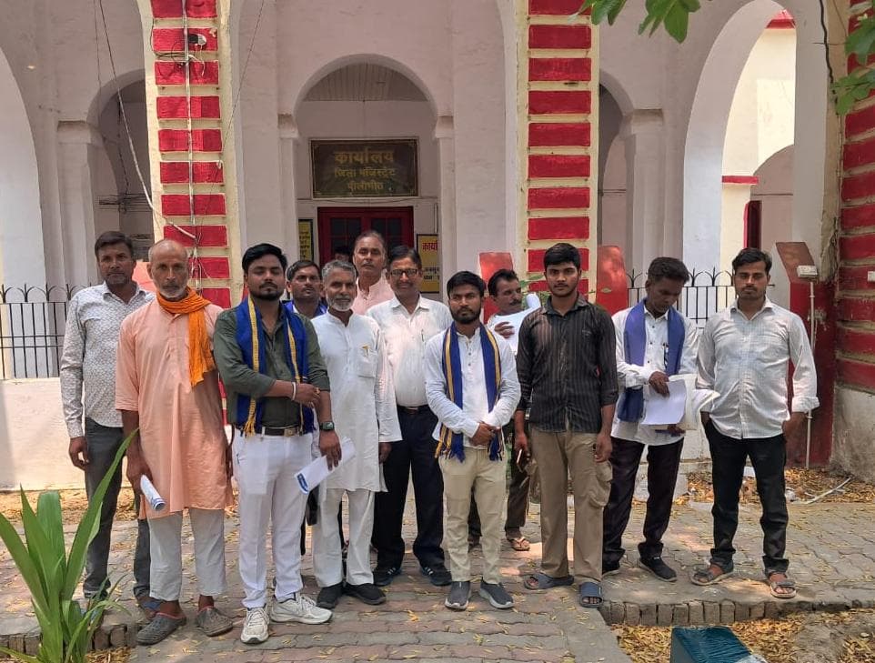 SaurabhBhimArmy's tweet photo. कल @BA4Pilibhit के एक प्रतिनिधिमंडल ने @Dmpilibhit महोदय को संबोधित उपजिलाधिकारी पीलीभीत को जिले की विभिन्न समस्याओं को लेकर ज्ञापन सौंपा.
#SaurabhBhimArmy #Pilibhit #Dmpilibhit
#Janhit #Deshit #Bhrashtachar #Gyapan
@pilibhitpolice https://t.co/HBxvKZV8bP