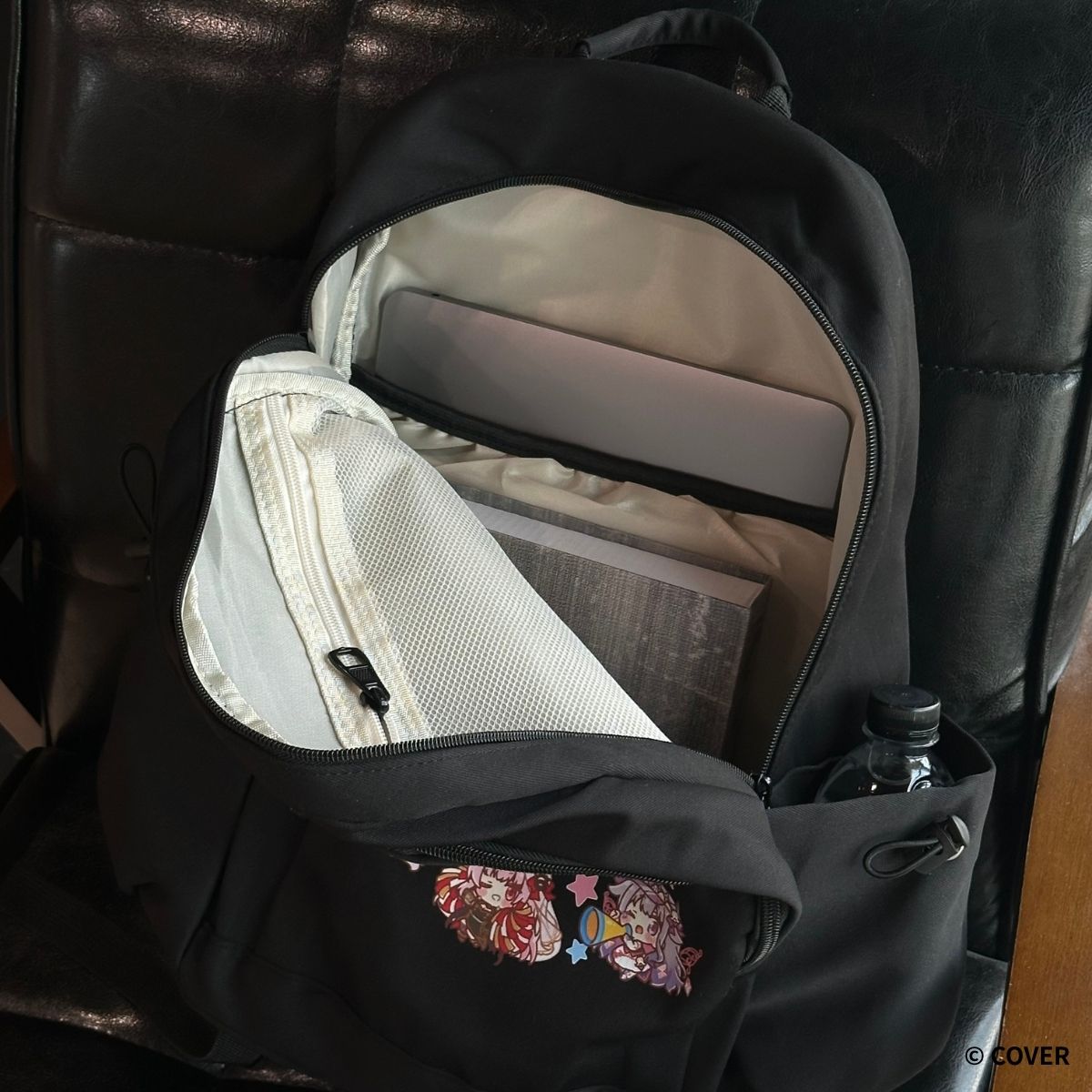 ou_en_event_usa's tweet image. 📸 Merch Sneak Peek — Real Running Kit Photos Incoming!
We’re starting to reveal the actual product photos, and YES!! They’re totally worth the hype! 🎉
🎒 Backpack
The backpack with side pockets perfect for your bottle or umbrella, and also have a laptop sleeve inside!! It’s…