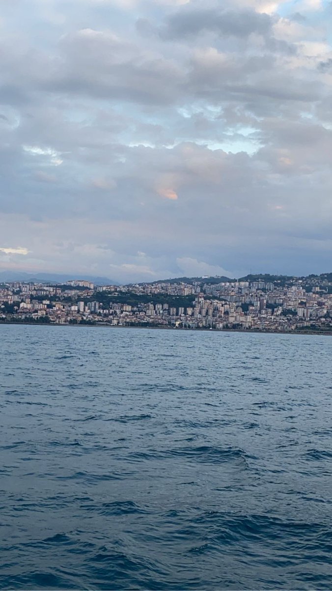 #كلمتين_وبس:

نبتعد دون نقاش وحوار ذالك هو الإبتعاد الصامت لا شكل ولا ملامح ولا عنوان له (ابتعاد واكتفاء)…..