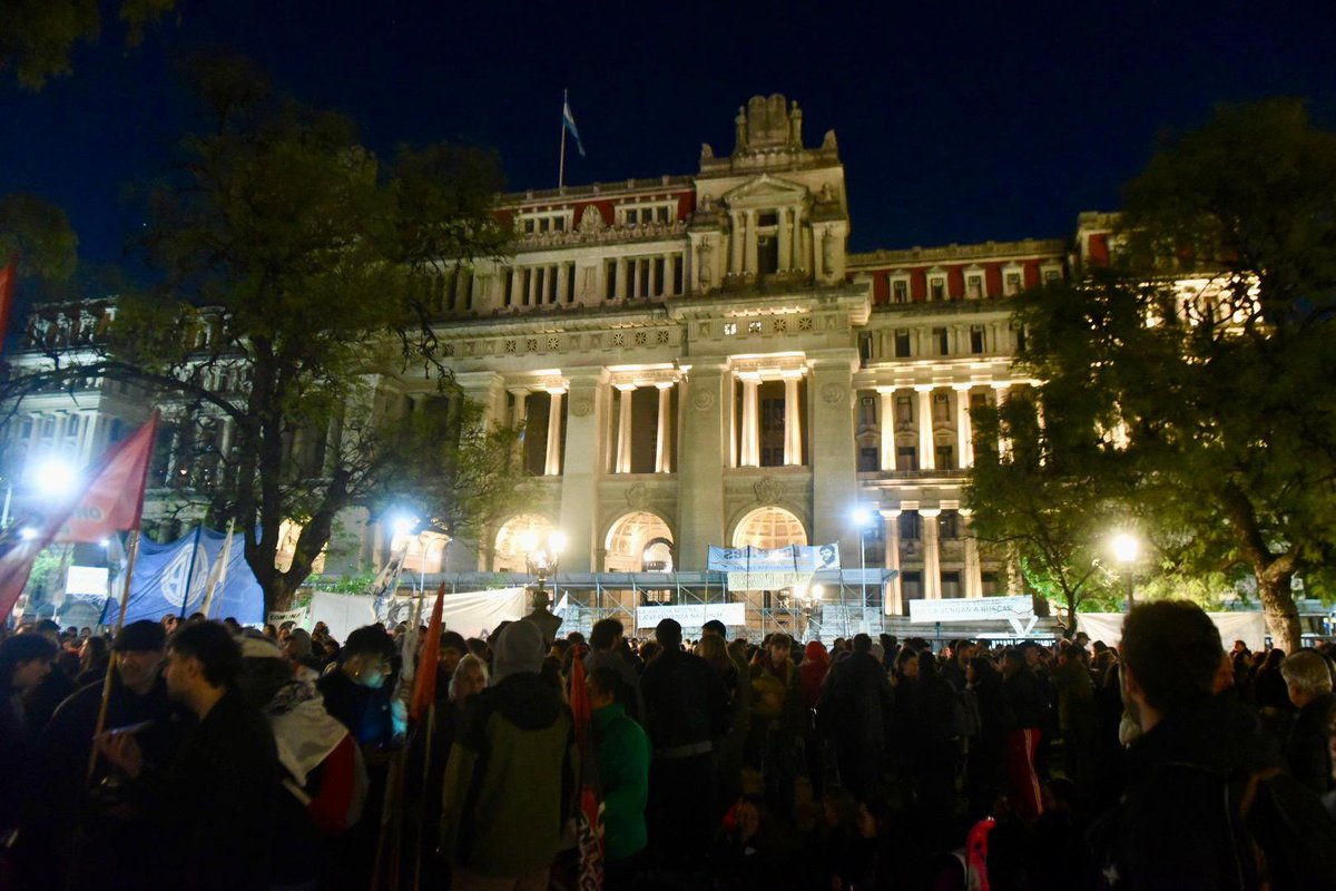 Lo que está haciendo el partido judicial con <a href="/CFKArgentina/">Cristina Kirchner</a> es proscripción. Hoy junto a miles de compañeros estuvimos frente a Tribunales para que entiendan que 🇦🇷 no acepta estos aprietes mafiosos.