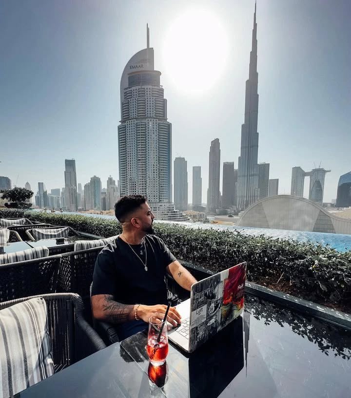 When work flow and the right energy come
together 🫡 #Officefortheday #Dubai #Views