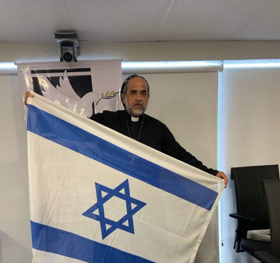 padre ilegítimo reconhece o estado ilegítimo de israel. veja fotos