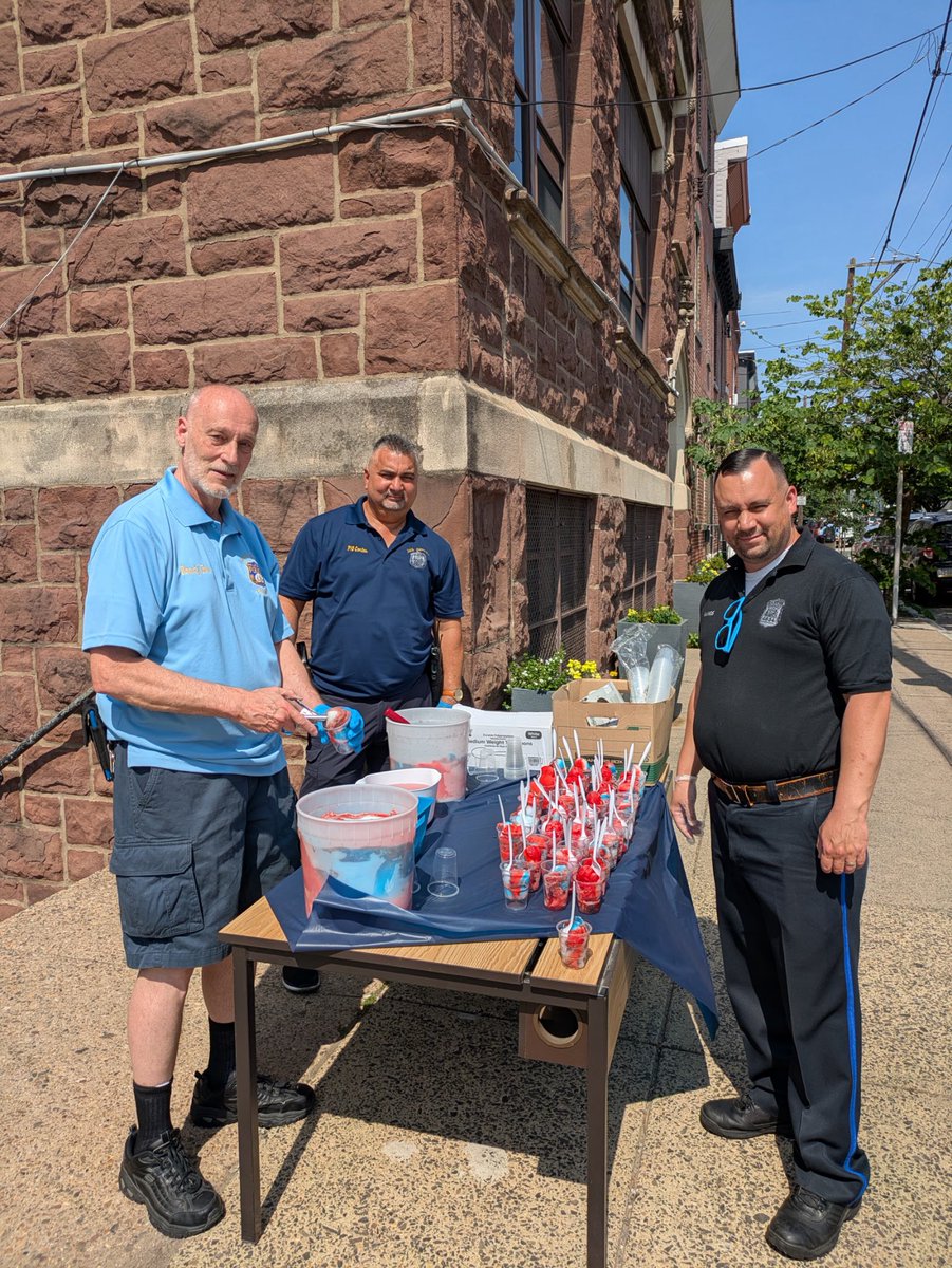 PPD26Dist's tweet image. The 26th District school beat officers along with members of PDAC served the students of St. Laurentius some water ice for their last day of school sponsored by the 26th PDAC. Have a great summer.