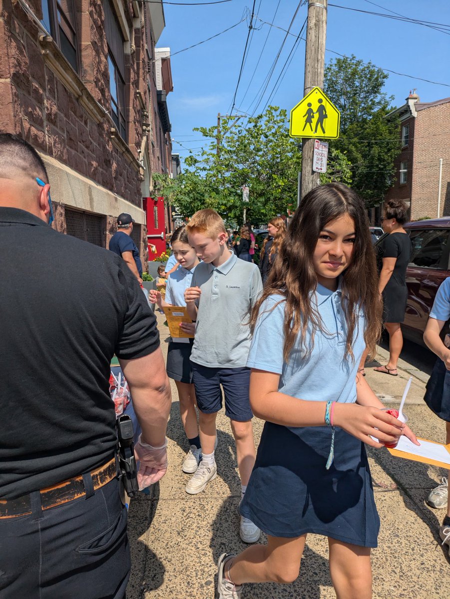 PPD26Dist's tweet image. The 26th District school beat officers along with members of PDAC served the students of St. Laurentius some water ice for their last day of school sponsored by the 26th PDAC. Have a great summer.