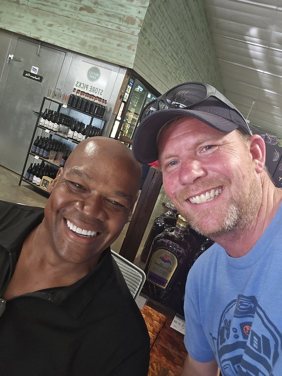 GANT29's tweet photo. Awesome seeing my childhood hero again! Grab a bottle! Soooo good! #FT35 https://t.co/D2SF4j71zE