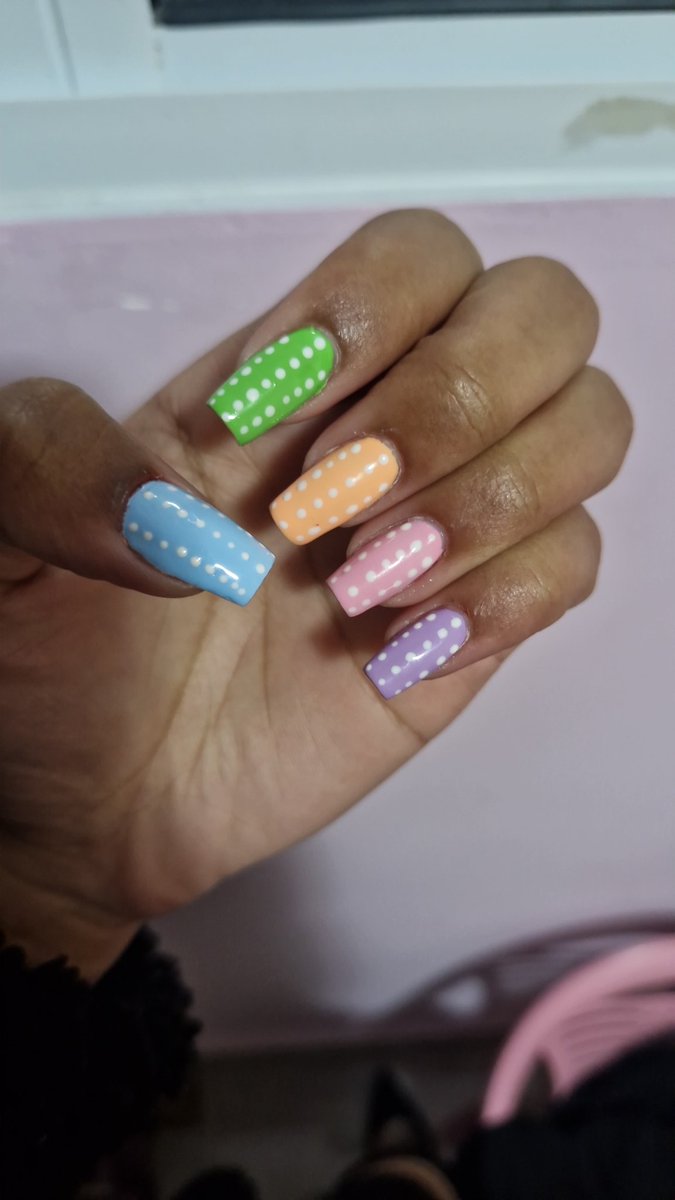 immickaelen's tweet photo. Gente fui fazer minhas unhas, e na hora que terminou eu bati o olho e falei "ta parecendo uma caixa de lápis da faber castell"  Kakakakakakakaakak olha se não parece. Mas de fato eu amei akaakakkaak https://t.co/x25MKqMHQ5