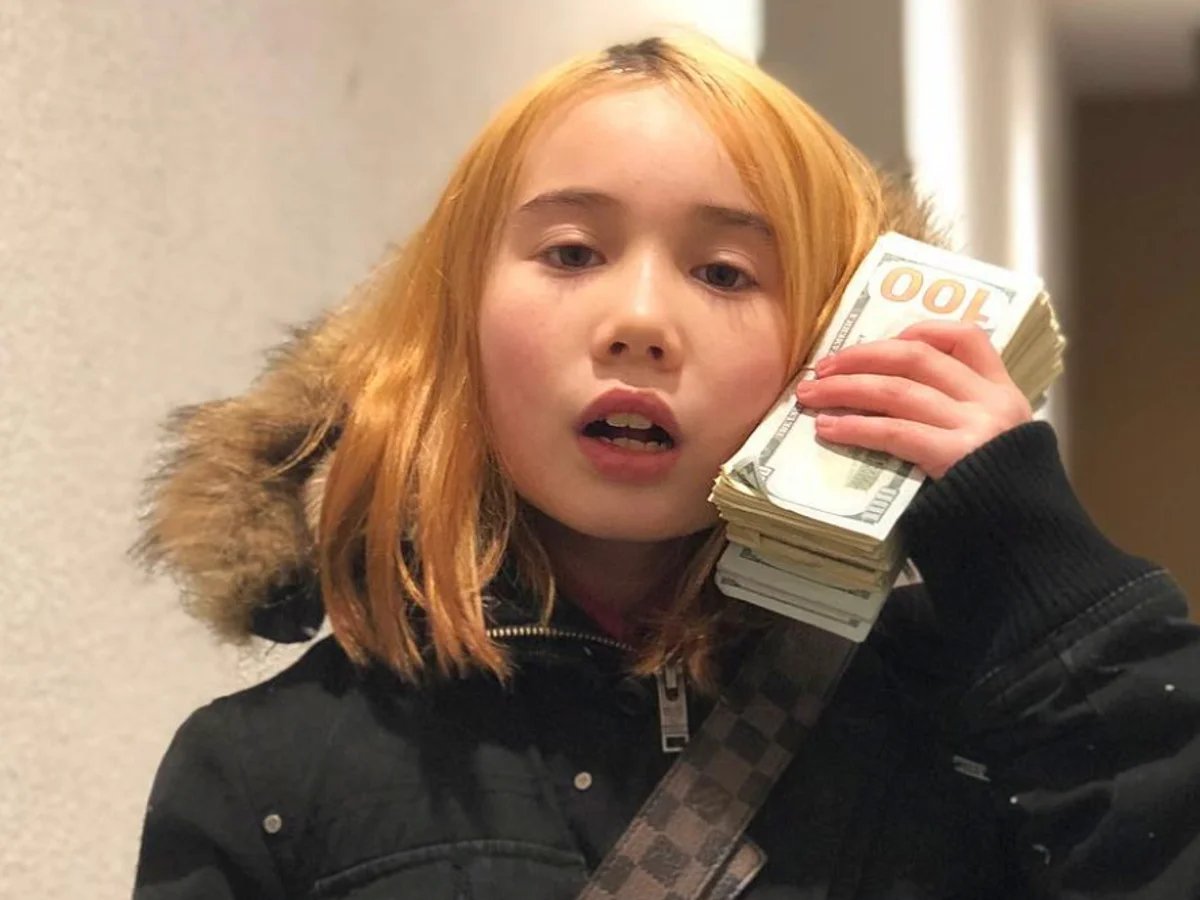 Self-proclaimed "youngest flexer of the century," Lil Tay, caught begging for Robux in PLS DONATE.