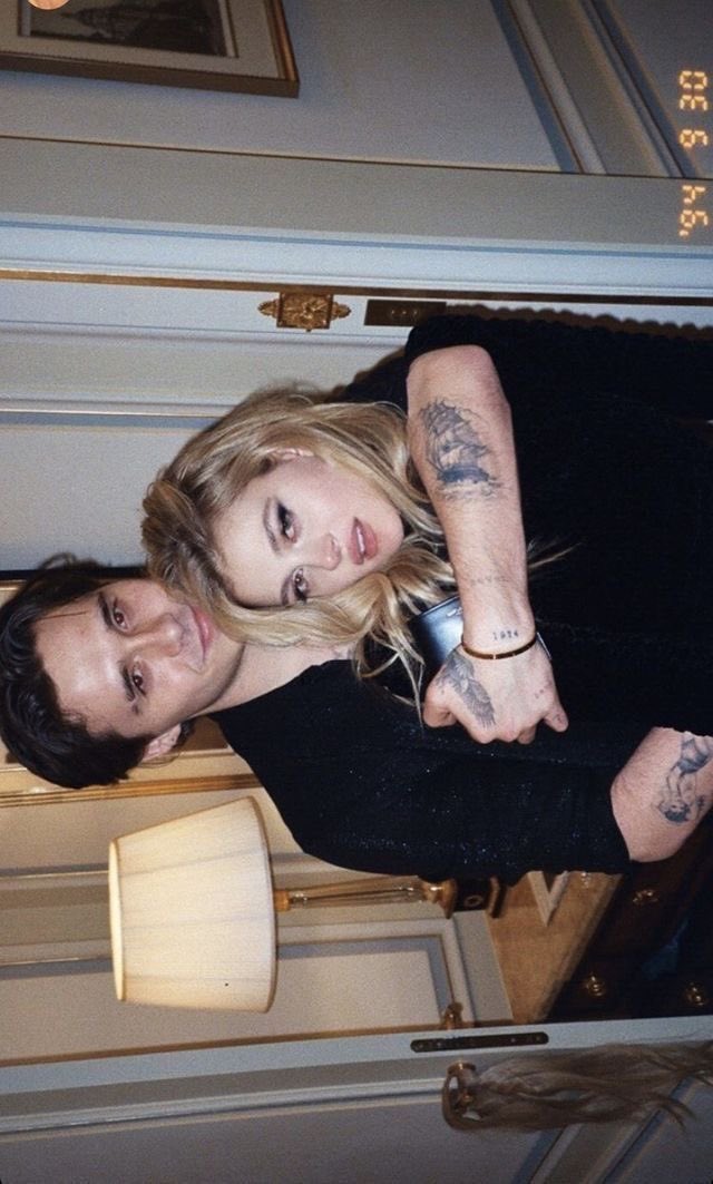 EnnarAsh's tweet image. 𝙰𝚖𝚘 𝚌𝚘𝚖𝚘 𝚘 𝚍𝚒𝚊 𝚍𝚘𝚜 𝚗𝚊𝚖𝚘𝚛𝚊𝚍𝚘𝚜 𝚎́ 𝚝𝚘𝚍𝚘 𝚍𝚒𝚊 𝚙𝚊𝚛𝚊 𝚗𝚘́𝚜 𝚍𝚘𝚒𝚜, 𝚎𝚝𝚎𝚛𝚗𝚘𝚜 𝚛𝚘𝚖𝚊̂𝚗𝚝𝚒𝚌𝚘𝚜 𝚎 𝚊𝚙𝚊𝚒𝚡𝚘𝚗𝚊𝚍𝚘𝚜 𝚞𝚖 𝚙𝚎𝚕𝚘 𝚘𝚞𝚝𝚛𝚘. 
𝙰𝚖𝚘 𝚟𝚘𝚌𝚎̂ 𝚌𝚘𝚖 𝚖𝚒𝚗𝚑𝚊 𝚟𝚒𝚍𝚊 𝚎 𝚖𝚒𝚗𝚑𝚊 𝚊𝚕𝚖𝚊.