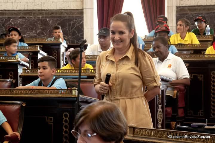 JosngelOrd75026's tweet photo. Al Capitolio Nacional llegaron los delegados de la Asamblea Pioneril. Desde este simbólico lugar de la nación cubana nuestros pioneros dialogaron con la ministra de Educación Naima Trujillo Barreto, la viceministra Marlen Triana Mederos, otros ministros
#Cuba https://t.co/WUpf5ZWNyE