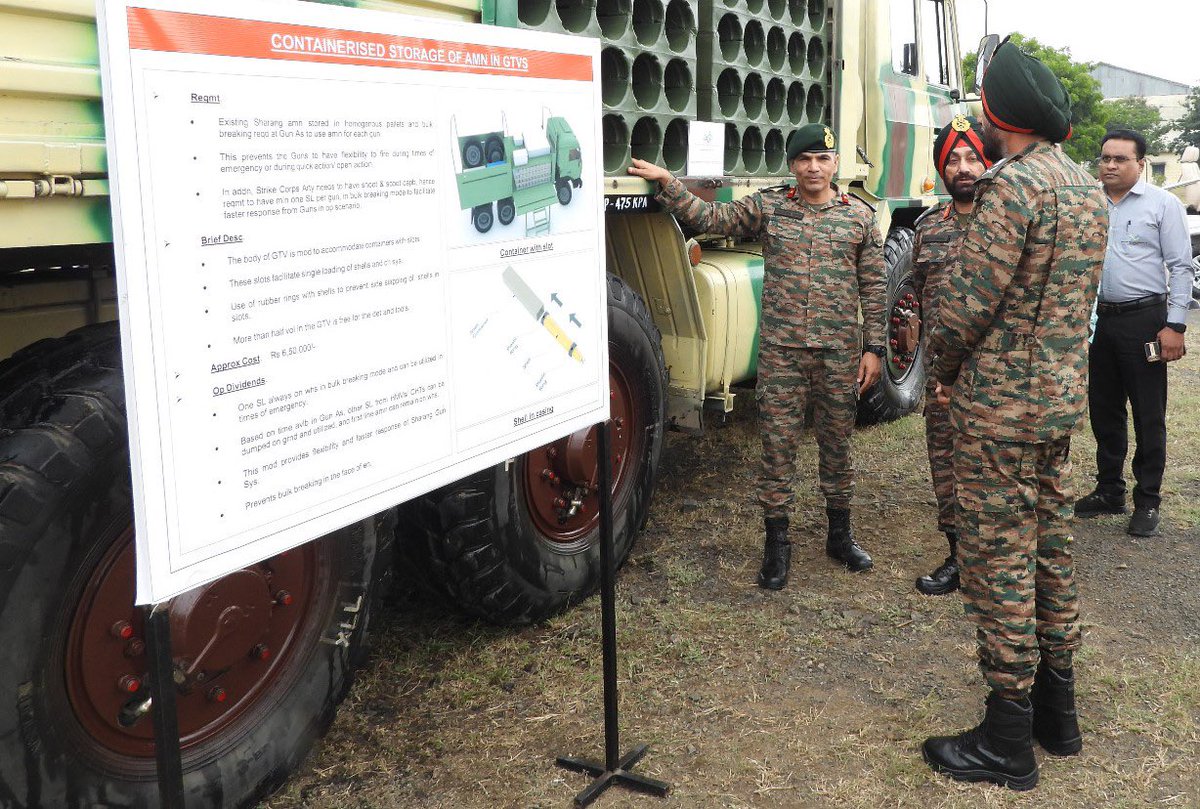 IaSouthern's tweet photo. Lt Gen Prit Pal Singh, AVSM, GOC, #SudarshanChakraCorps, reviewed the operational preparedness and combat readiness of #AgnibaazDivision. During the visit, the General Officer witnessed tech-driven innovations & applauded the formation’s push towards a modern, agile & adaptive force aligned with #IndianArmy’s transformation vision.

#OnPathToTransformation 
#SudarshanChakraCorps 
#SouthernCommand 
#DecadeOfTransformation 
#ViksitBharat 
@adgpi 
@SpokespersonMoD 
@PRODefPune