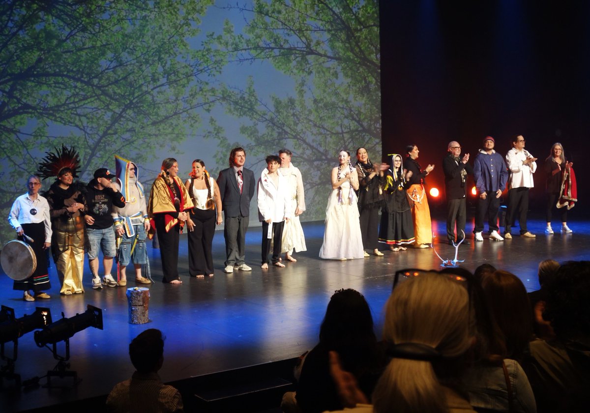 DLVisionMode's tweet image. Le défilé-performance présenté au @GrandTheatreQc ce soir Tressages. Jean-Claude Poitras à la rencontre des peuples autochtones était incroyable et je vais y revenir...
#KWE #PremieresNations #Tressages #JeanClaudePoitras #Fashion #DLVisionMode