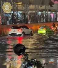 OVIALCDMX's tweet photo. #PrecauciónVial | Se registra inundación en Circuito Interior y Av. Oceanía, servicios de emergencia acuden al lugar para bajar el nivel de agua.  @SEGIAGUA 
#Tlaloque2025 https://t.co/dTksnlgJtd