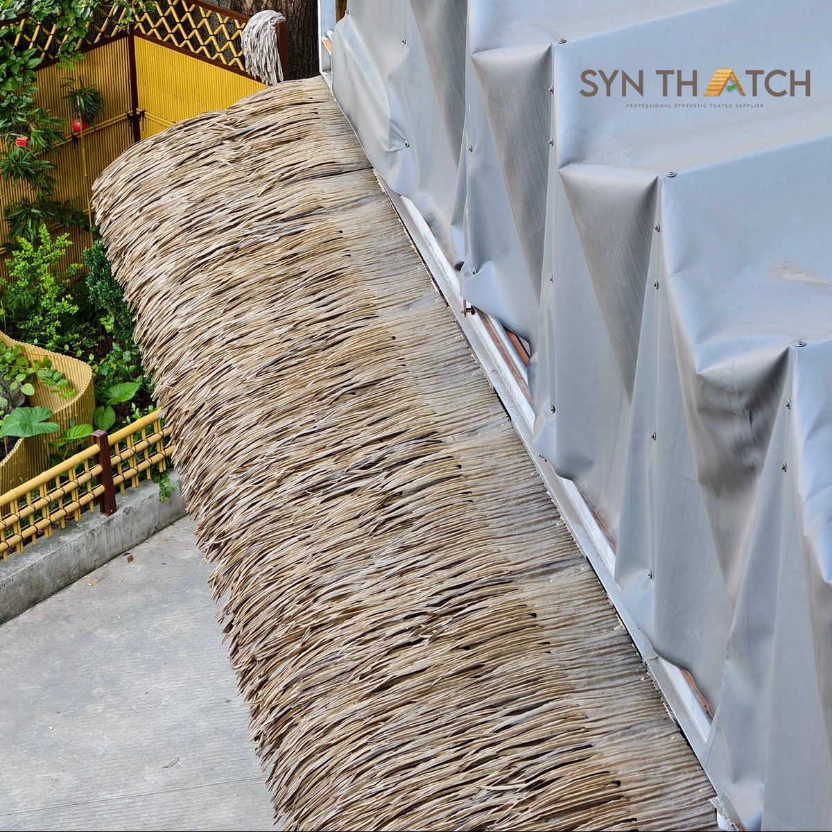 Synthatch's tweet image. Bring tropical charm to your factory garden! 🌴
Our engineered palm thatch panels blend authentic leaf texture with industrial-grade durability—UV-stable, weatherproof, and built for long-term outdoor use.
#SyntheticThatch #PalmLeafRoof #TropicalStyle #fyp #foryourpage