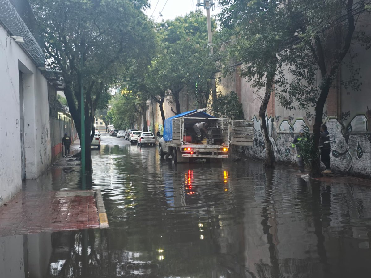 SEGIAGUA's tweet photo. #Tlaloque ⛈️#BrigadaSEGIAGUA atiende reporte de encharcamiento en📍calle Xocongo, col. Tránsito, @AlcCuauhtemocMx.
#OperativoLluvias2025🌧 https://t.co/1lHglfjkOM