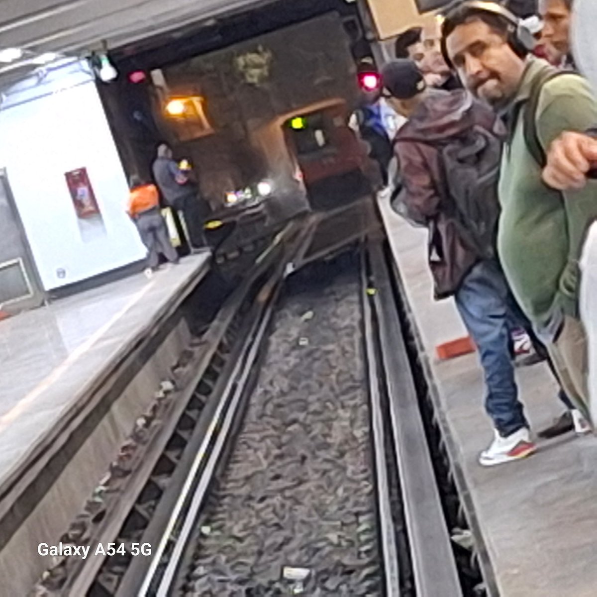 Se nos quedó estancado el <a href="/MetroCDMX/">MetroCDMX</a> en la Estación de Universidad....
Por si preguntan porque tanto tiempo varados en sus estaciones de la línea 3. 
Saludos