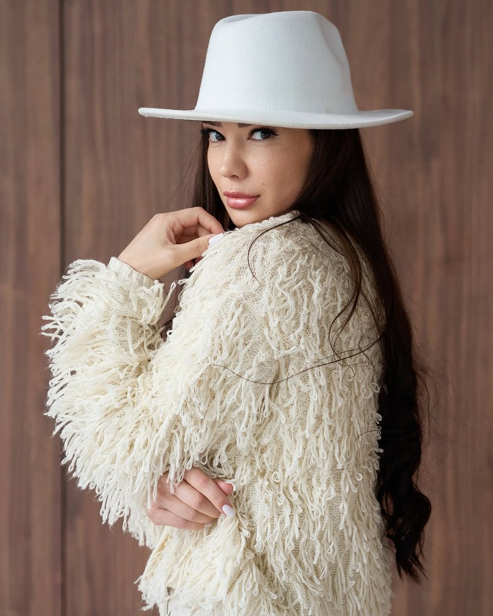 MsMadisonD's tweet image. If this dreamy backyard had a name, what would it be🏡
Mine: Whisperland. Because every breeze here feels like a secret

👇Drop your names, let’s get poetic
Best one gets a virtual bouquet 💐

#BackyardBeach #namelesmama #InteractiveStory #garden