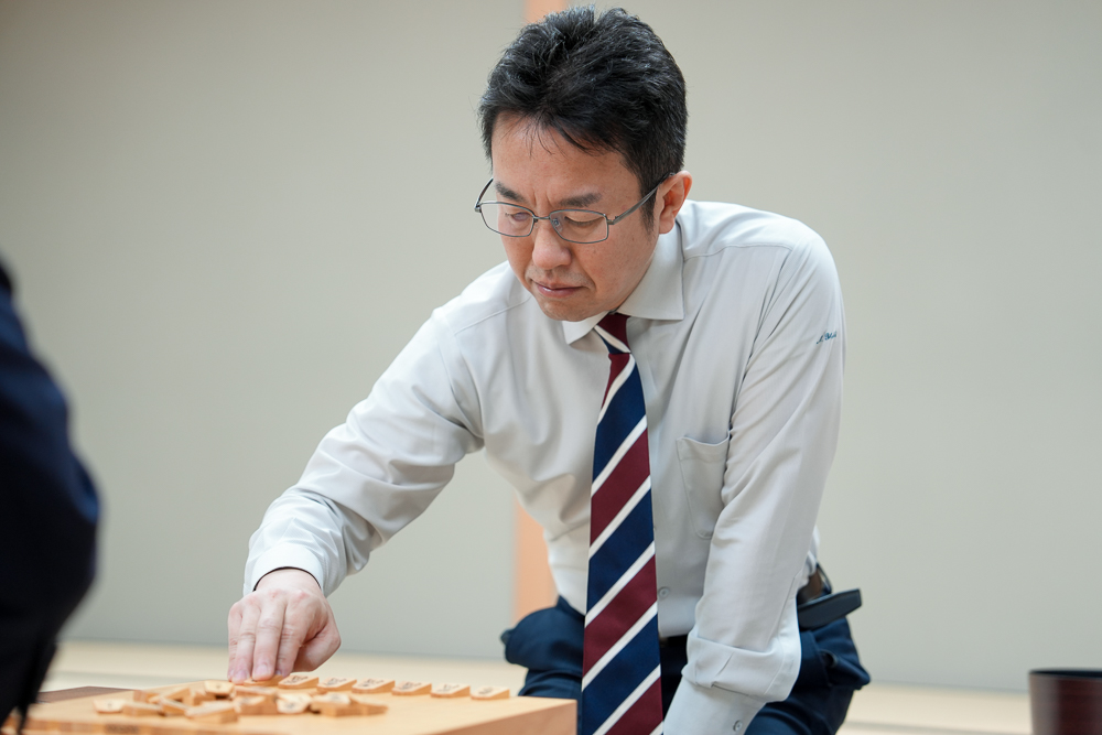 shogi_mobile's tweet photo. #ShogiLive 文＠東京＞第73期王座戦挑戦者決定トーナメント、羽生善治九段と屋敷伸之九段の一戦を中継しています。挑戦者決定戦進出をかけた大きな一番。羽生九段の先手番で矢倉志向の立ち上がりになり、屋敷九段が急戦の構えで迎え撃ちました。先手が歩得、後手が手得を主張する序盤になっています。 https://t.co/MuMpda55tJ
