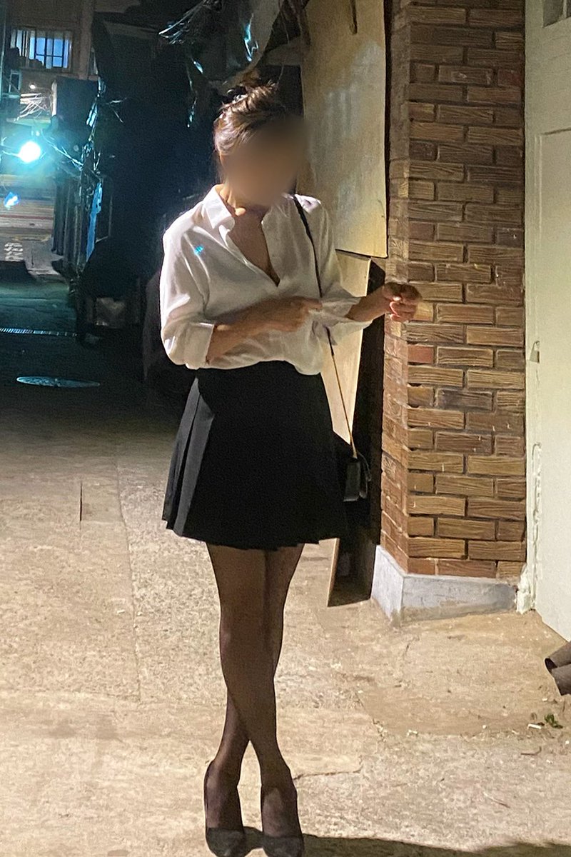 구루와 아리는 서로 많이 사랑해요.
둘의 사랑이 부족해서 다른 사람을 찾는게 아니에요.
이색적인 만남을 즐기고 싶은거에요.

그렇다고 단순히 플레이를 할 사람을 찾는게 아니에요.
욕구에 미친것도 아니거든요.

구루는 아리를 사랑할때도 흥분하지만
아리가 사랑받는 모습, 그리고 본능에