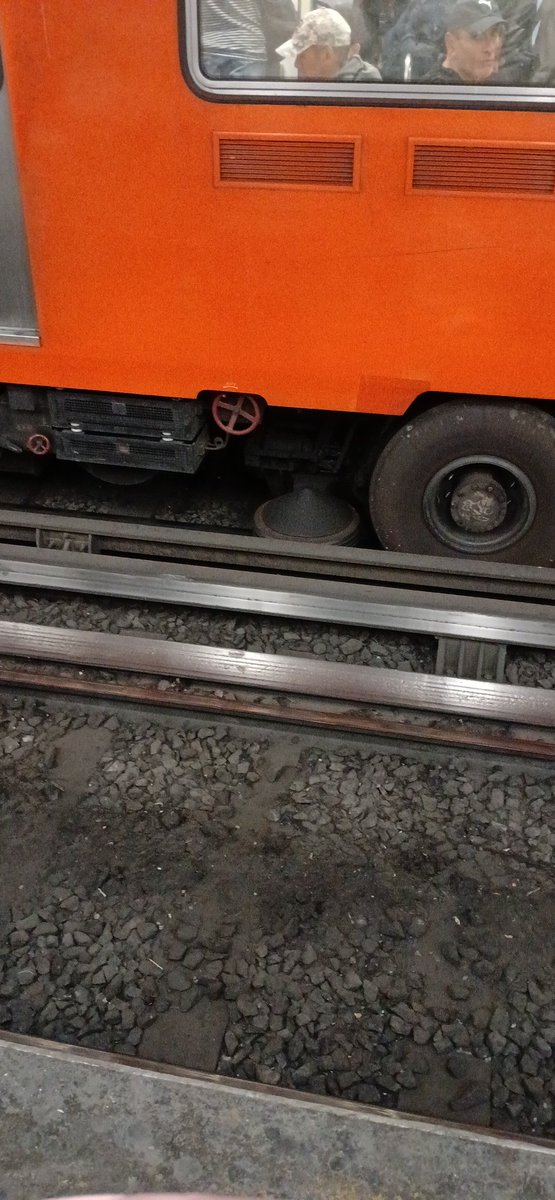 SraGrey2's tweet photo. @MetroCDMX línea 3 parados 30 minutos!!!!!!! @telediario @ForoTV_Noticias https://t.co/0JEPQNa5aa