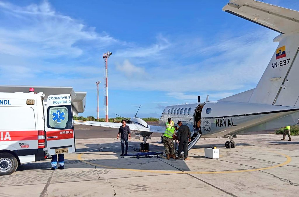 DPS_LosRios's tweet photo. #Galápagos | En coordinación con el @CGGalapagos y @armada_ecuador, efectuamos el traslado sanitario aéreo de un paciente atendido en el Hospital Oskar Jandl de San Cristóbal, hacia la ciudad de Portoviejo, al @HEP_Zona4. https://t.co/QwibCFsuue