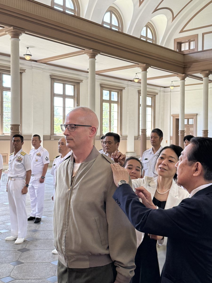 JMSDF_1MSS's tweet photo. 1MSS was honored to support a U.S. Marine’s frocking (early promotion) ceremony held here.
This ceremony was made possible by the Marine’s deep respect for our traditions, also shared by his family.
#japanusalliance #mcas #MCASIwakuni #DefensePartners #MarineCorps https://t.co/J4pdp8QzD2
