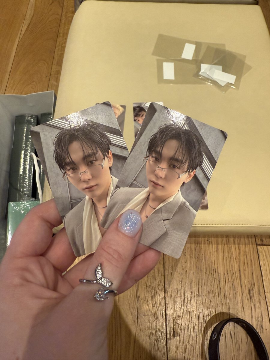 boojwoos's tweet photo. i pulled seungkwan lucky draw and it was two stuck together 😭😭😭😭 https://t.co/6ChhMAbiIP