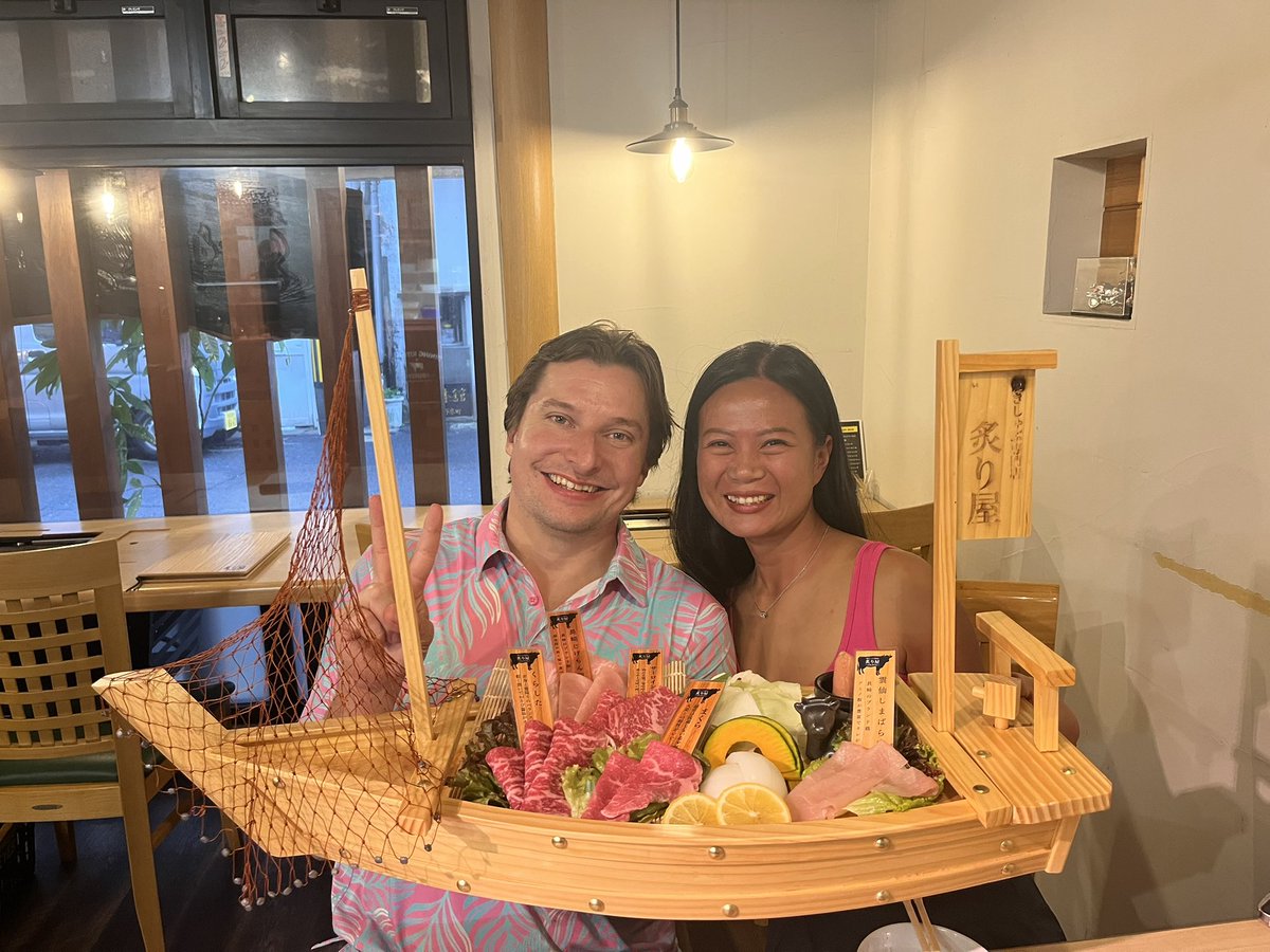 こんにちは🌞
もうすぐ父の日です👨♩
これからも元気でいてね！と言ってお肉の贈答いかがですか😆喜ばれますよ〜💗

配送も承ってますのでご安心ください♪

昨日はカリフォルニアからお仕事で佐世保に！！
満足していただきました💗
今日もランチから元気にオープンしてます😉