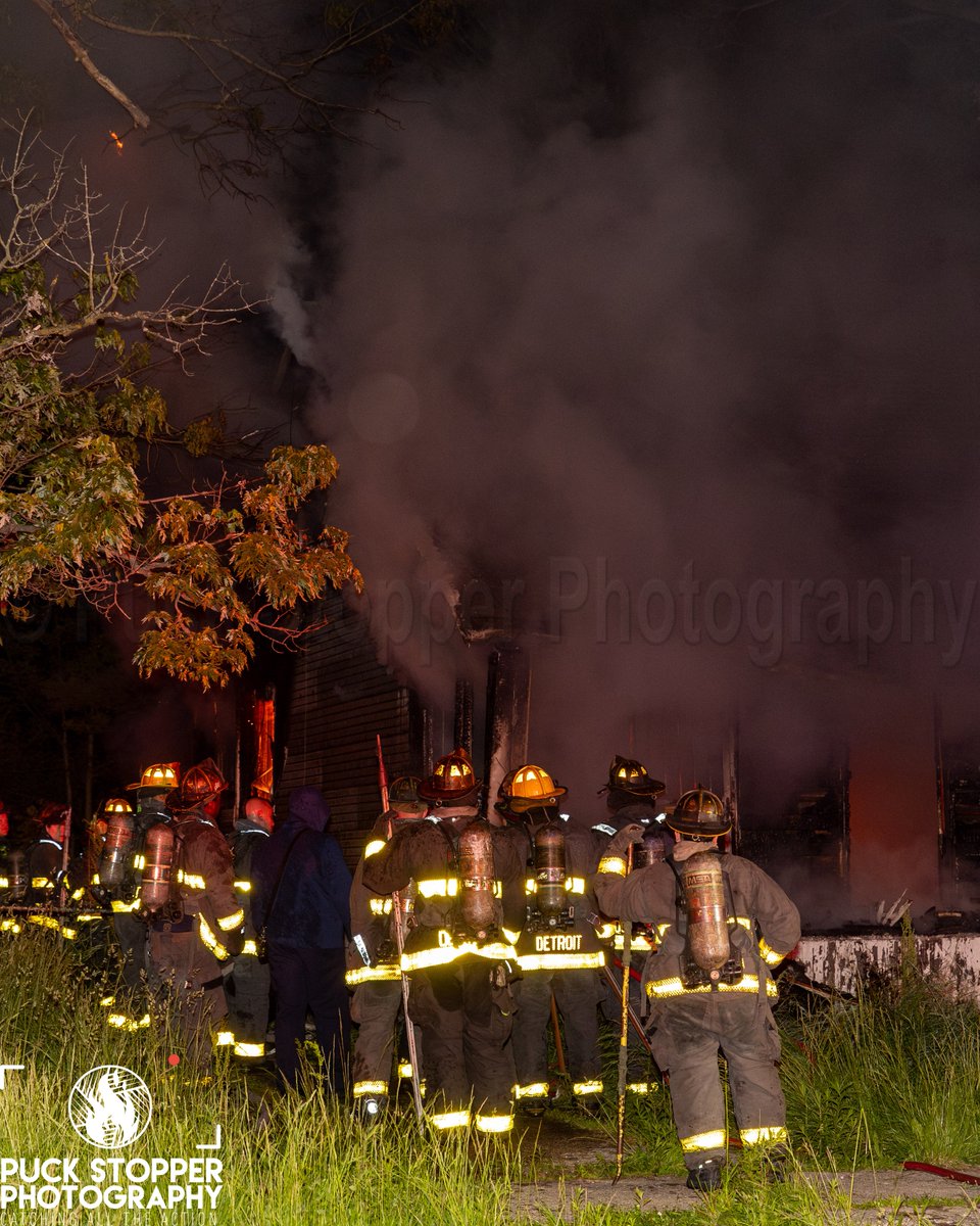 PSPhoto1's tweet photo. On May 30th Detroit firefighters worked a vacant dwelling fire on Warwick St. See more at https://t.co/J5xap0snhA
#WorkingFire #StructureFire #BoxAlarm #FirstResponders #FD #FireTruck #FireEngine #Detroit #DetroitFire #DetroitFirefighters #DetroitFireDepartment #DFD https://t.co/7BqtQY3mMJ