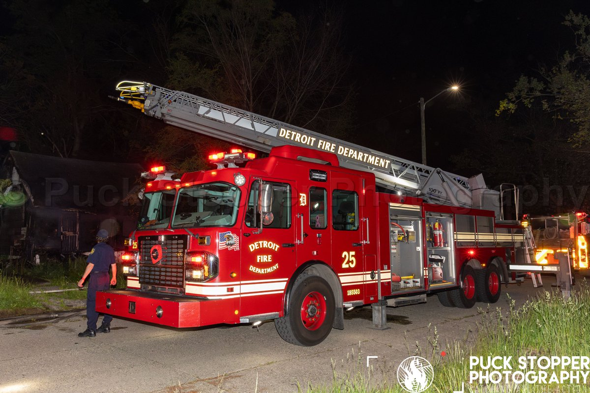On May 30th Detroit firefighters worked a vacant dwelling fire on Warwick St. See more at puckstopperphotography.com/.../13533Warwi…

#WorkingFire #StructureFire #BoxAlarm #FirstResponders #FD #FireTruck #FireEngine #Detroit #DetroitFire #DetroitFirefighters #DetroitFireDepartment #DFD
