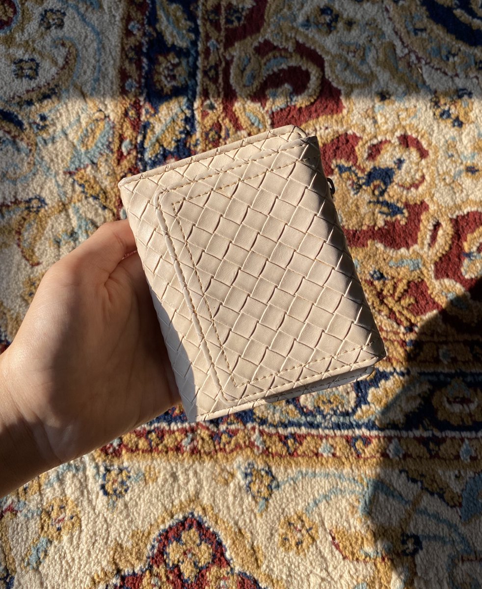 reichtumer's tweet photo. siapa ni yg butuh dompet banyak slot tapi ga makan tempat?

wlpn harganya 50k an tapi awet bgt, aku pake dari 2022 masi bagus sampe sekarang. 
•2 slot cash
•1 slot koin
•6 slot kartu
•2 slot foto 
•4 slot serba guna
cocok utk kado krna dapet hardbox

https://t.co/rBmxFCGlmQ https://t.co/R95xNS3CvF