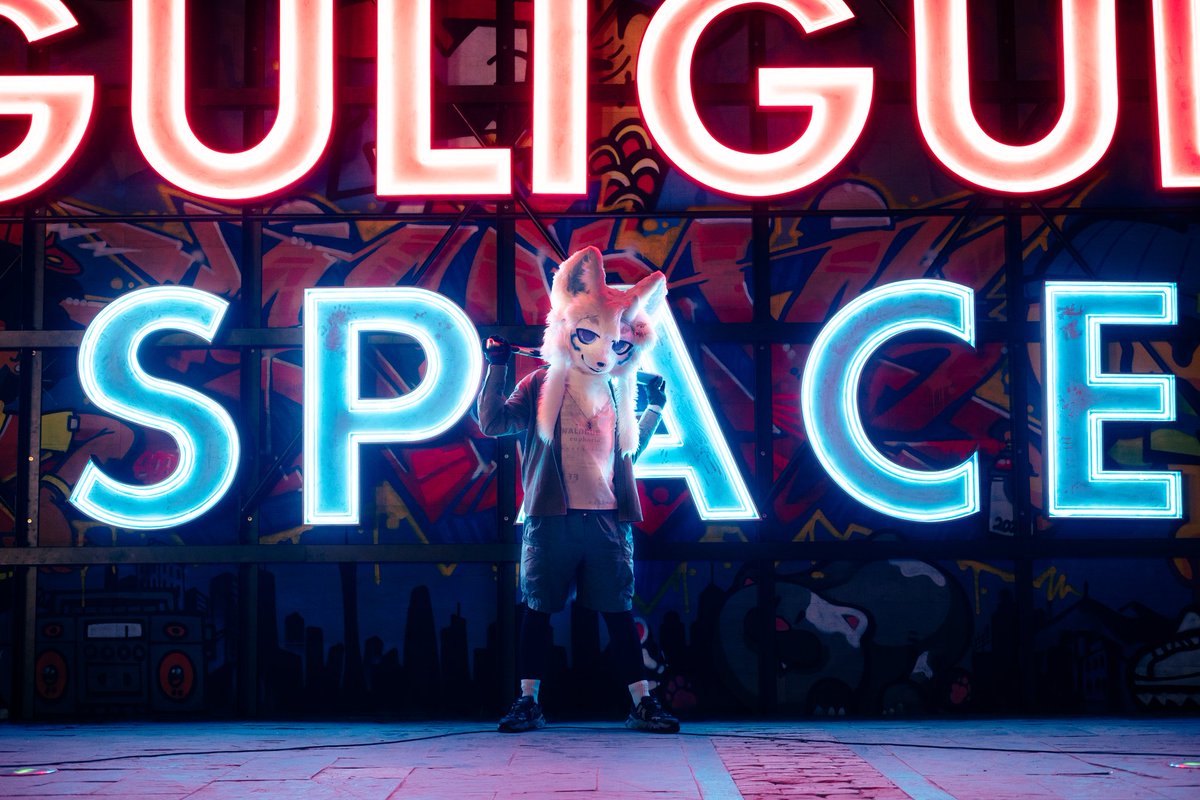 “穿梭钢铁丛林，追逐霓虹灯影，挥棍驱散邪魅，凝视跃动流光，这座不夜之城，就是我的圣堂。”

🌟不夜之城🌟
新毛的第一张大场景！
第一次找霓虹灯作背景，打光真的超棒w
也给新毛整了点小饰品～

📷：陈喵 <a href="/cjjchenmiaomiao/">想拍毛毛的喵喵</a>

#FursuitFriday
#FursuitEveryday 
#fursuiter 
#fursuit
#furry