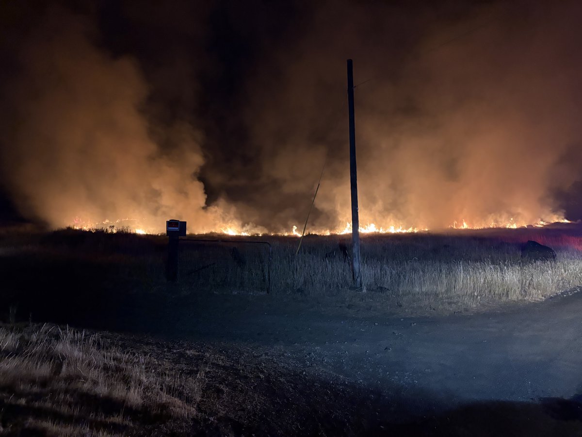 clackamasfire's tweet photo. The Clackamas County Task Force arrived last night to the #RowenaFire where they patrolled structures & assisted local crews on-scene.
Clackamas Fire remains fully staffed & is responding to calls 24/7.
Photographed: BR310 worked through the night to slow the fire’s spread. https://t.co/nyKNaHIRMv