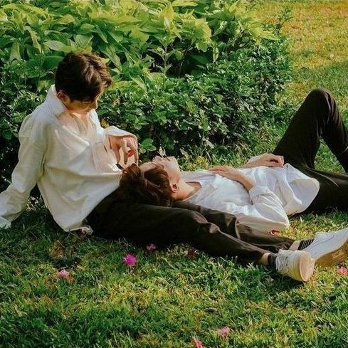 tskymgirl's tweet image. #Kagehina AU • Distant Camera 📸

Yachi precisa de modelos para um trabalho da faculdade sobre o dia dos namorados, mas as únicas pessoas dispostas a ajudá-la são Hinata e Kageyama, que não se falam diretamente a meses.