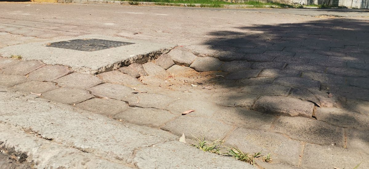 maciasm1's tweet photo. @PueblaAyto, @InfraPue, @AguadePuebla Escribo para reportar este bache qué está en la salida de nuestra calle en Av. Del jardín y calle Líbano en jardines del sur, le suplico que lo atiendan porque ya no vamos a poder salir de la calle. https://t.co/e95GUHS5d2