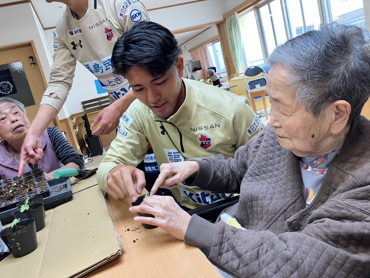 hirono_hanabusa's tweet photo. 先日、いわきFCの選手さんと植えた朝顔の苗を、広野町内の教育施設さんで育てていただくことになりました！児童・生徒の皆さんに可愛がられて、たくさんの花が咲くことを願っております♪
#Beサポ #広野町花ぶさ苑 #いわきFC #サントリーウエルネス https://t.co/yrtQn0s1GU