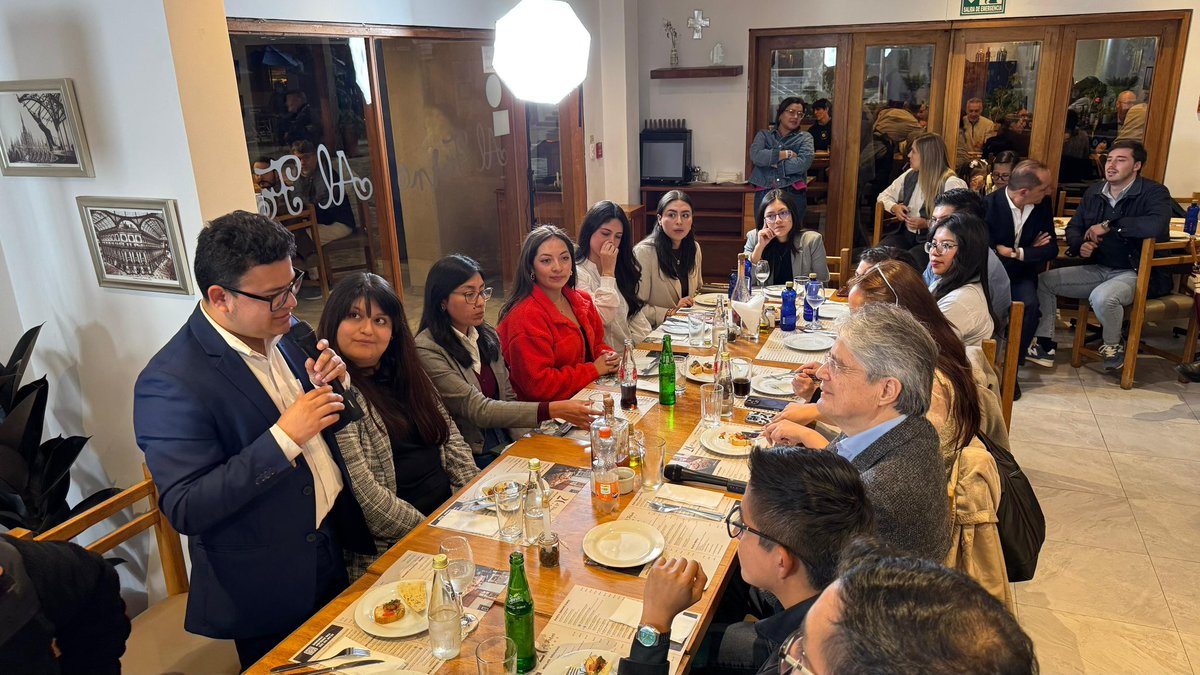 Guillermo Lasso (@lassoguillermo) on Twitter photo Seguimos con la Pizza Democrática 🍕 
Uno de mis grandes objetivos en esta nueva etapa de mi vida es crear espacios para formar a la siguiente generación de políticos ecuatorianos. Compartir mi experiencia como presidente y mis valores democráticos y liberales con jóvenes muy Seguimos con la Pizza Democrática 🍕 
Uno de mis grandes objetivos en esta nueva etapa de mi vida es crear espacios para formar a la siguiente generación de políticos ecuatorianos. Compartir mi experiencia como presidente y mis valores democráticos y liberales con jóvenes muy