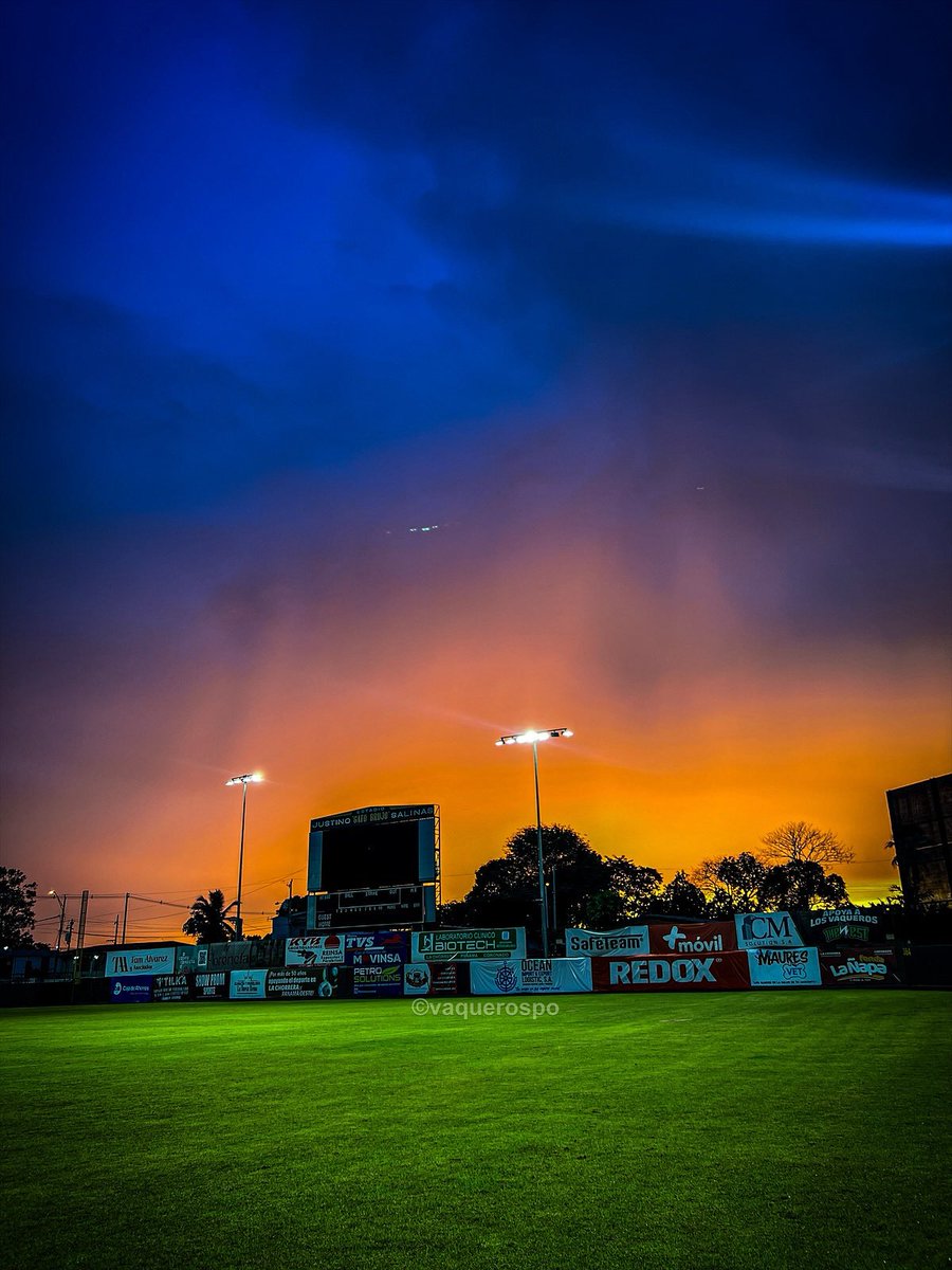 ¡Atardecer desde el Justino! 😍 

Mañana Play Ball ⚾️ 

#VamosVaqueros