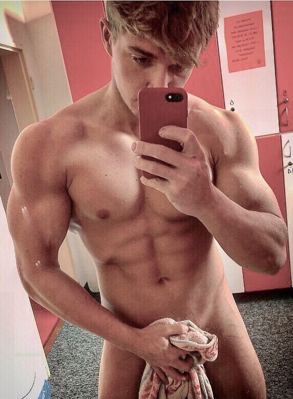 Saucy, steamy selfie! Oooh-la-lah! 🔥🤳🏼🤩💪🏼🤤