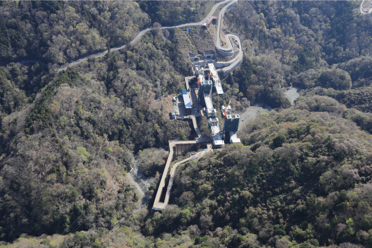 神奈川県松田町で建設中の(仮称)中津川橋🛣️
建設前(2007年)の航空写真と、今年4月の航空写真を比較してみました🛩️
この地域は急峻な谷地にあるため、工事用道路の設置やその先の仮橋の設置などの準備工事に非常に時間を要しました👷‍♀️
現在は橋本体の工事の真っ最中です⛏️
#新東名建設 #新東名今昔