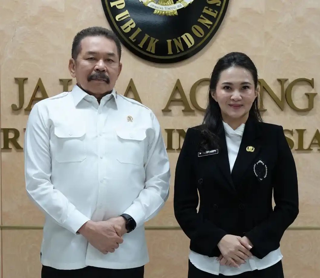Ada Apa Nih Perempuan Cantik Temui Jaksa Agung?

Bukan selingkuhan apalagi istri kesekian Jaksa Agung, perempuan cantik ini adalah Sherly Tjoanda gubernur Maluku Utara.

Sherly datang menemui Jaksa Agung untuk
silaturahmi dan konsultasi terkait tata kelola pemerintahan yang baik