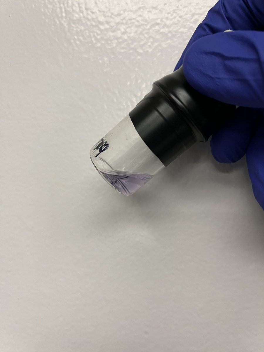 Jsperling91's tweet image. Neptunium (Np3+) has a beautiful alexandrite effect. Left is one lab, center is natural sunlight, and right is a lab under fluorescent lighting. 5f-5f transitions are magical. This is the same solution. Some great pics taken by @jp_brannon #fblockrocks #actinides