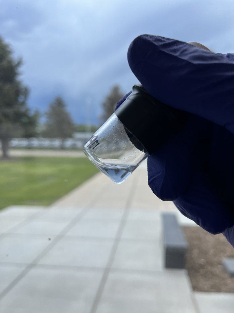 Jsperling91's tweet image. Neptunium (Np3+) has a beautiful alexandrite effect. Left is one lab, center is natural sunlight, and right is a lab under fluorescent lighting. 5f-5f transitions are magical. This is the same solution. Some great pics taken by @jp_brannon #fblockrocks #actinides