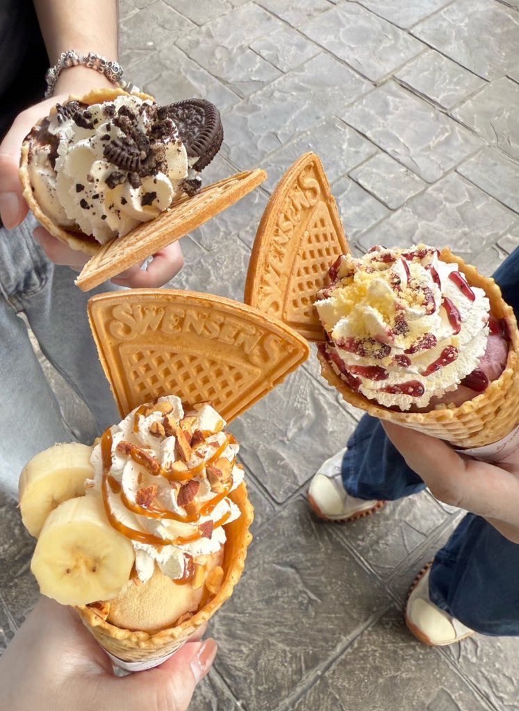 waiibearbie's tweet image. แกๆๆๆ ฟังนะะ Swensen ออกโปรใหม่ 69 บาท  ปกติราคานี้ได้สกู๊ปเดียว แต่นี่จัดเต็มหมดนี่แบบในภาพ โคตรคุ้ม แล้วเค้ามี7เมนูอ่ะ คืออยากกินแบบนี้ทุกวันวนไปปเลออ🥹🫶🏻