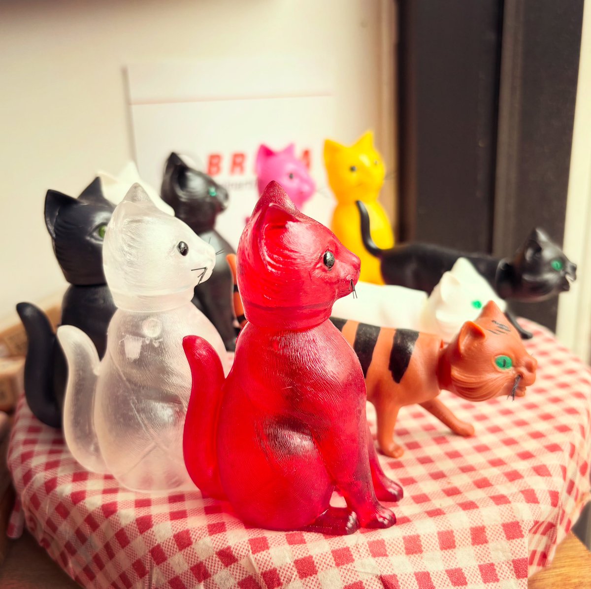 mikenekozakka's tweet photo. 窓から外を眺めるBREBAの首振り猫さんたち。
時々小さい扇風機で風を当てているのですが、ゆらゆらしていると前で足を止めるお客様が増えます😸
ウェブショップにも掲載していますのでご利用ください。
(続く)
#猫 #ねこ #ネコ #cat
#三毛猫雑貨店 #猫雑貨
#西千葉 #千葉
#BREBA https://t.co/OuPFzEZ3Kg